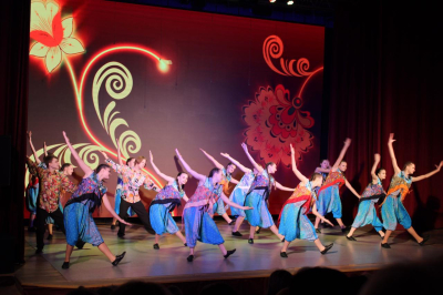 Городская концертная программа «Дарите женщинам цветы».