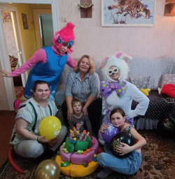 День рождения победительницы детского конкурса "Необыкновенные" Ангелины Анисимовой.